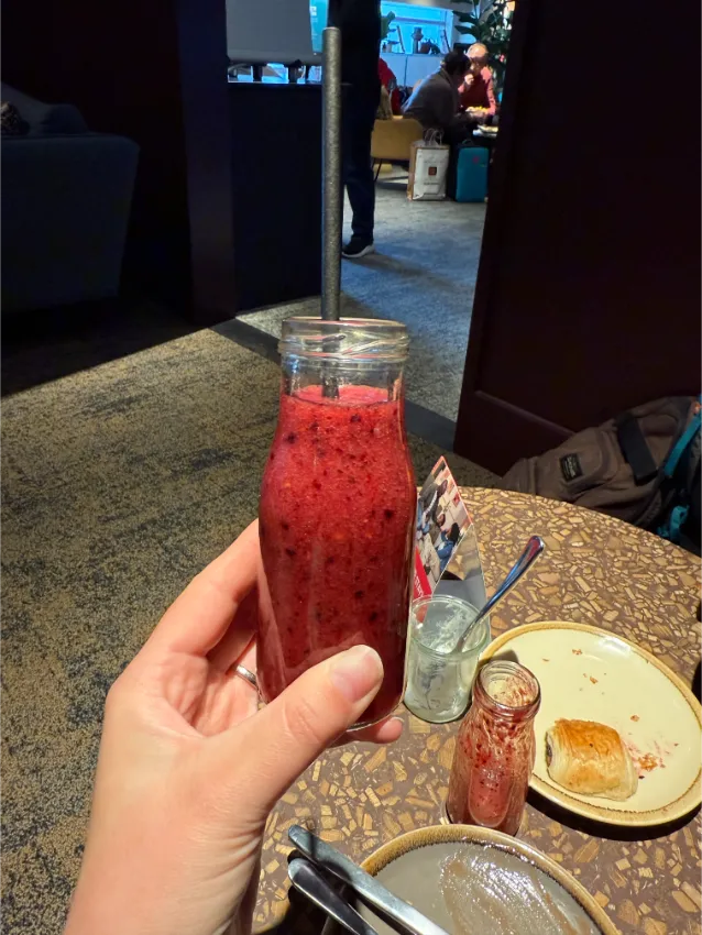 čerstvý džus v letištním salonku Heathrow
