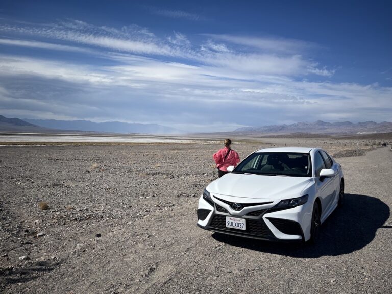 žena u auta v Death Valley