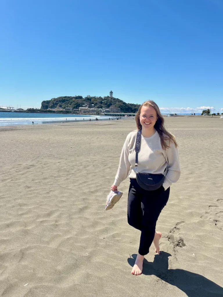 žena na pláži v Kamakura