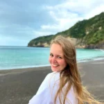 žena na pláži na Azorech