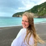 žena v bílé mikině na pláži na Azorech