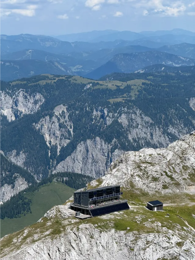 chata Schiestlhaus z vrcholu Hochschwab