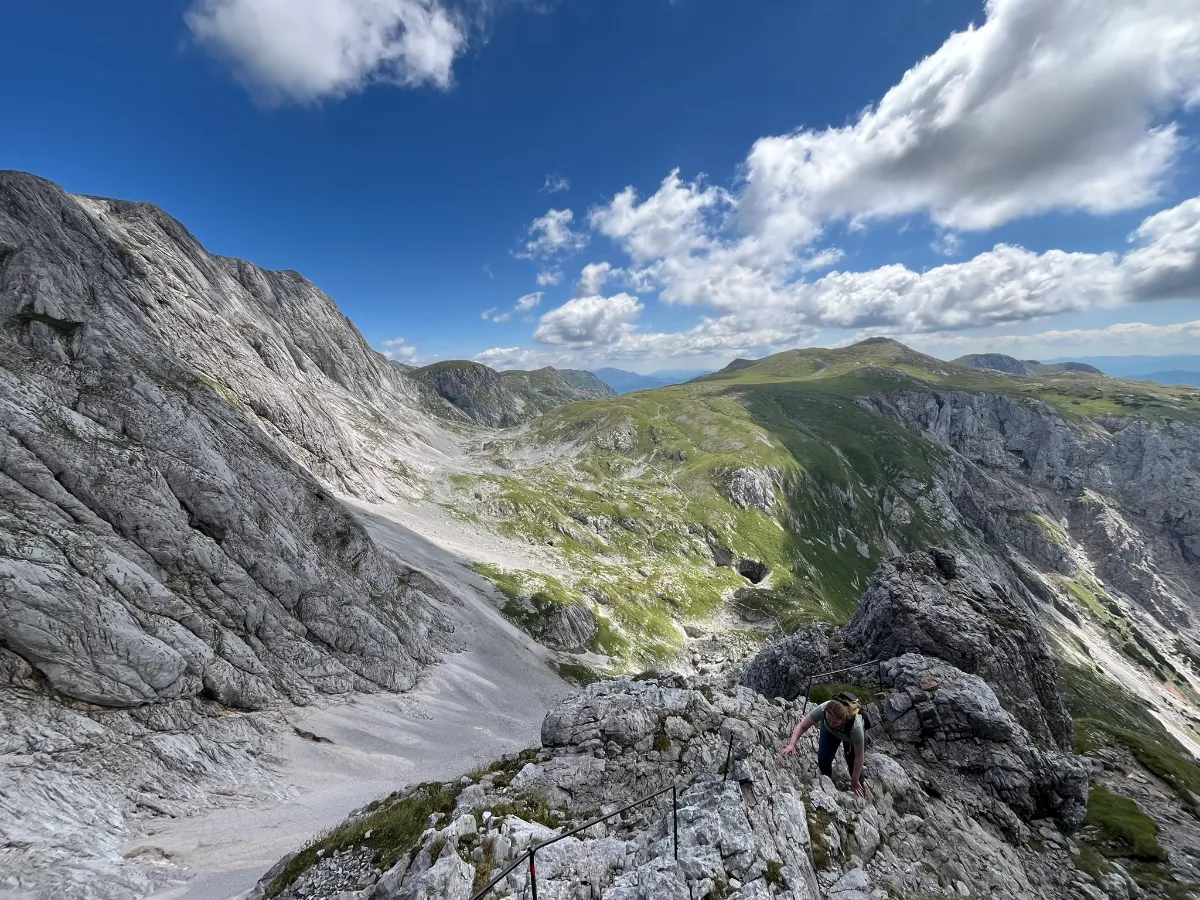 žena na ferratě na cestě na hochschwab