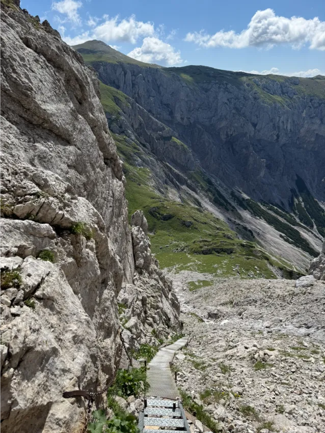 Ze začátku se jde podél stěny po prudkých schodech