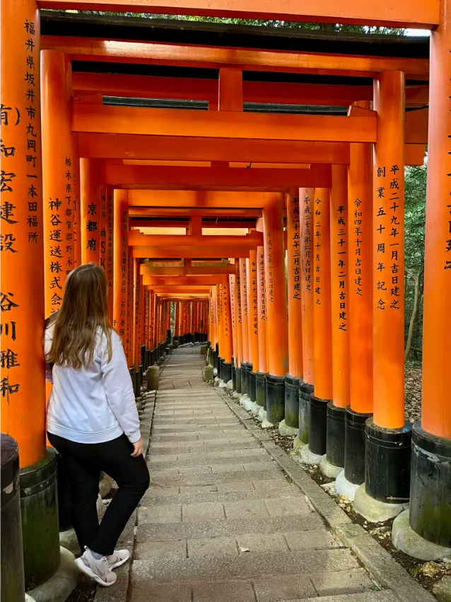 žena v chrámu Fushimi Inari