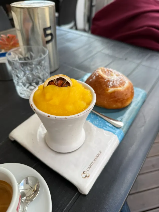 granita s brioškou na sicílii v kavárně