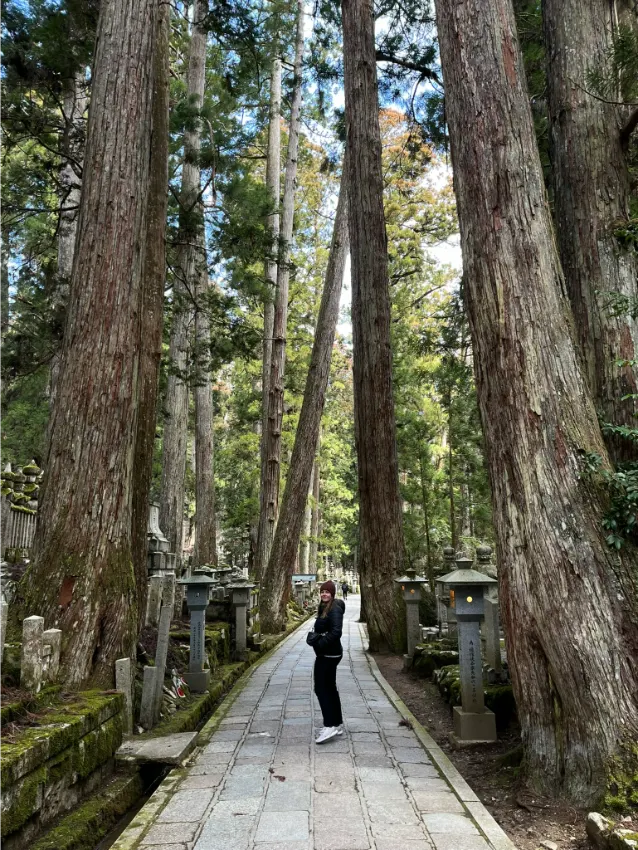 hřbitov Okunoin na posvátné hoře Koyasan v Japonsku