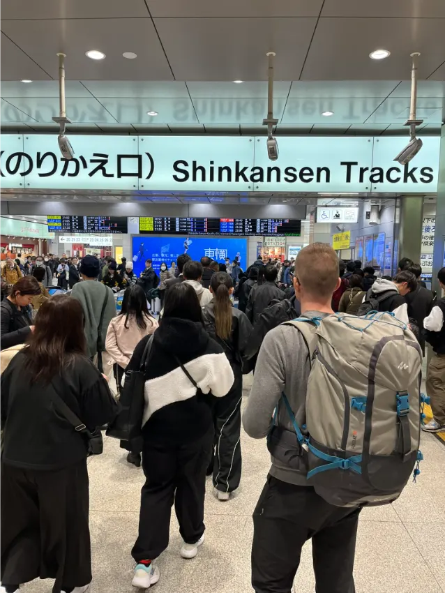 dav lidí na Osaka vlakové stanici šinkansenů