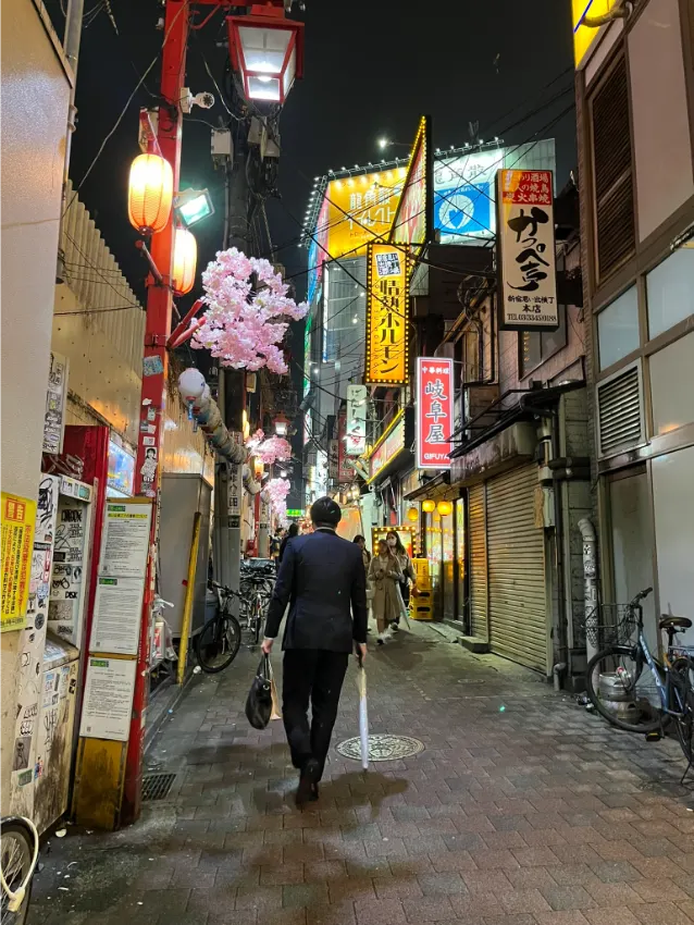 japonec na shinjuku vracející se v noci z práce