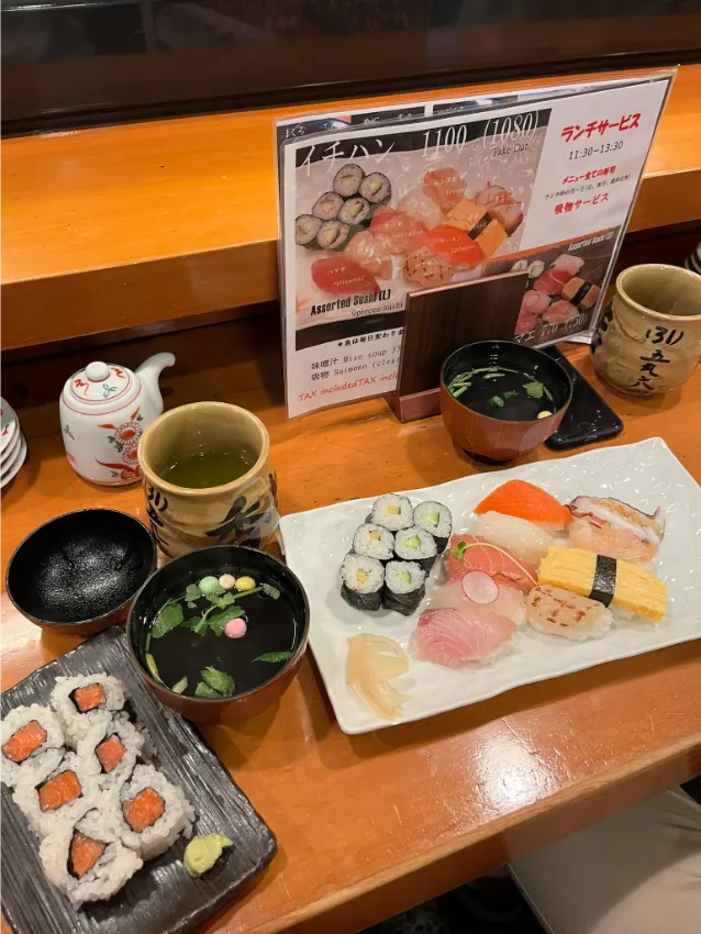 sushi v restauraci v Kanazawa