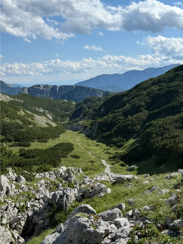 údolí v rakouských Alpách při sestupu z Hochschwabu