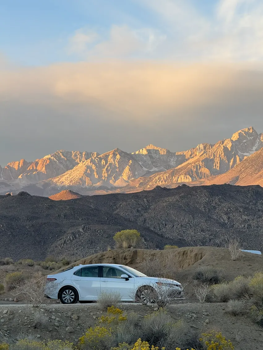Toyota Camry s pozadím Sierra Nevada