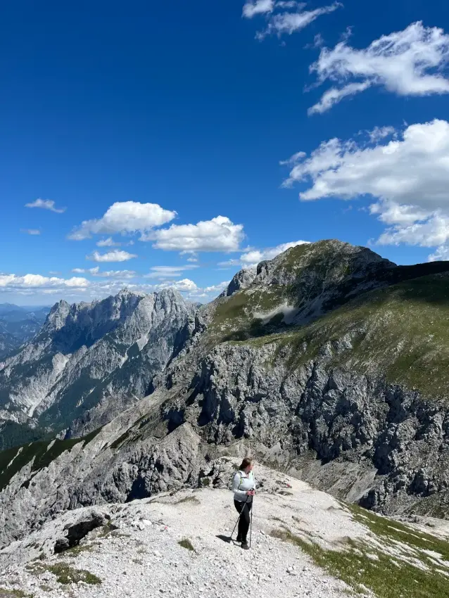 žena na túře v národním praku gesause