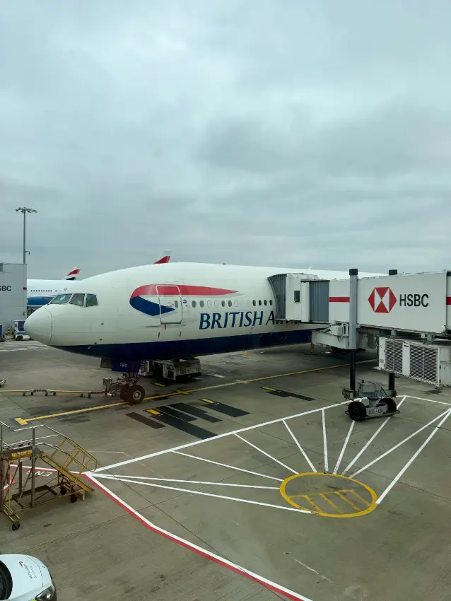 letadlo British airways na letišti