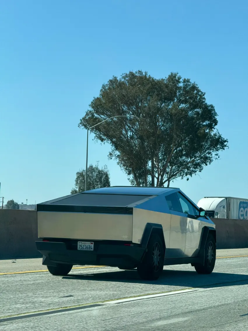 Cyber Truck na silnici v Los Angeles