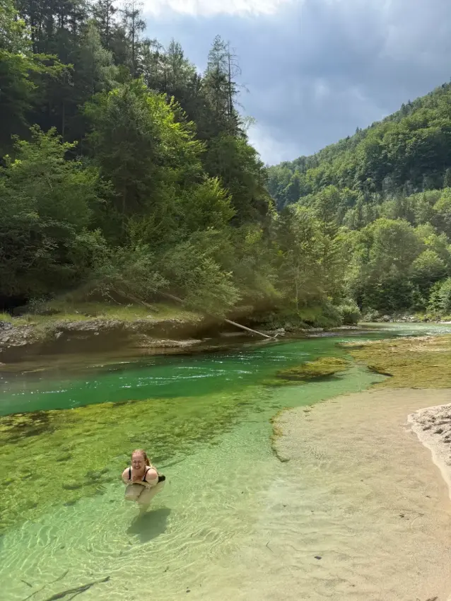 žena se koupe v řece Salze