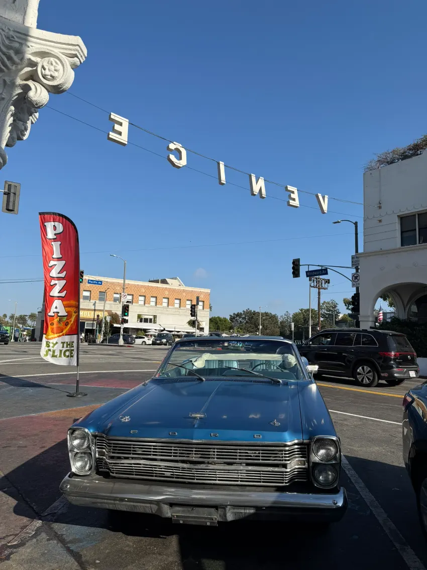 staré americké auto u Venice Beach v Los Angeles