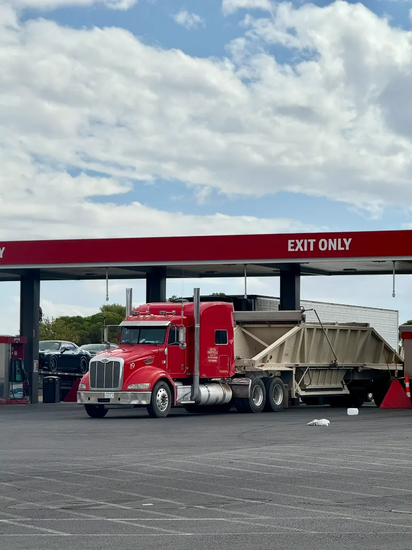 truck na benzině v use