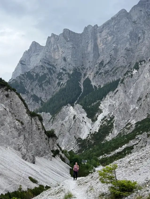 žena po cestě k handlkarhutte