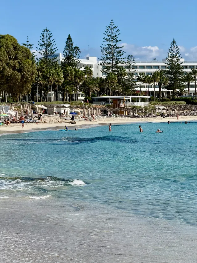 pláž Nissi beach na Kypru v listopadu