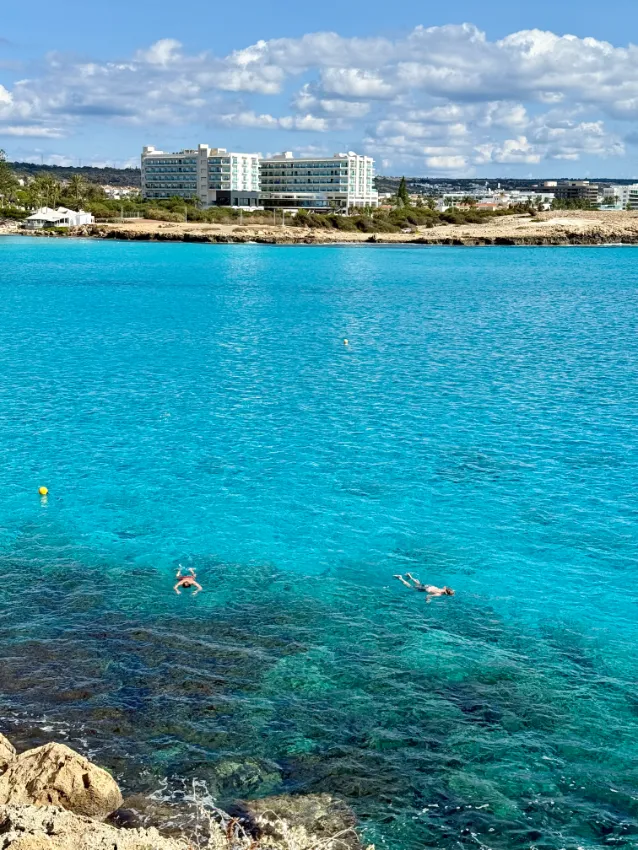 šnorchlování na Nissi Beach na Kypru v listopadu