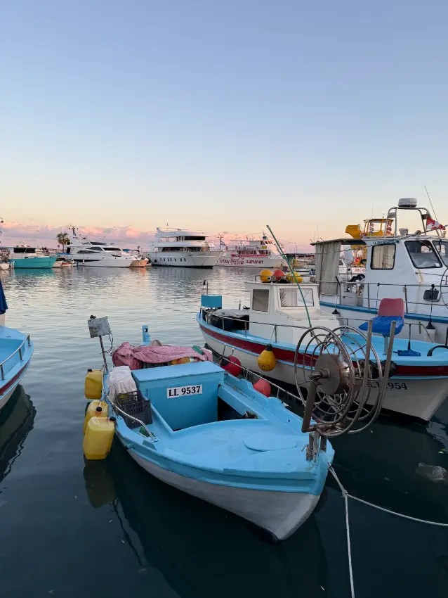 přístav v Ayia Napa při západu slunce