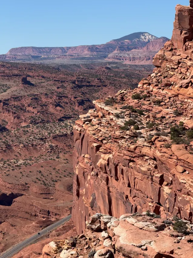 Výhled z Rim Trailu na Capitol reef
