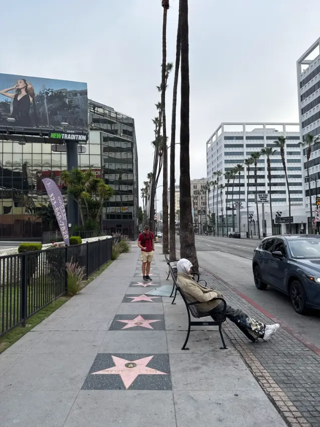 bezdomovec na chodníku slávy v Los Angeles