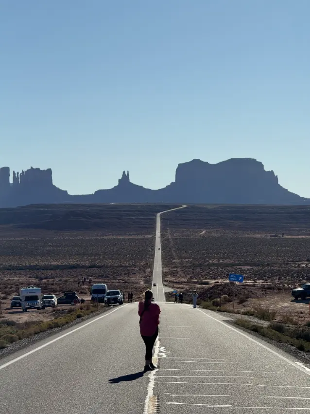 žena na Forest Gump pointu nedaleko Monument Valley