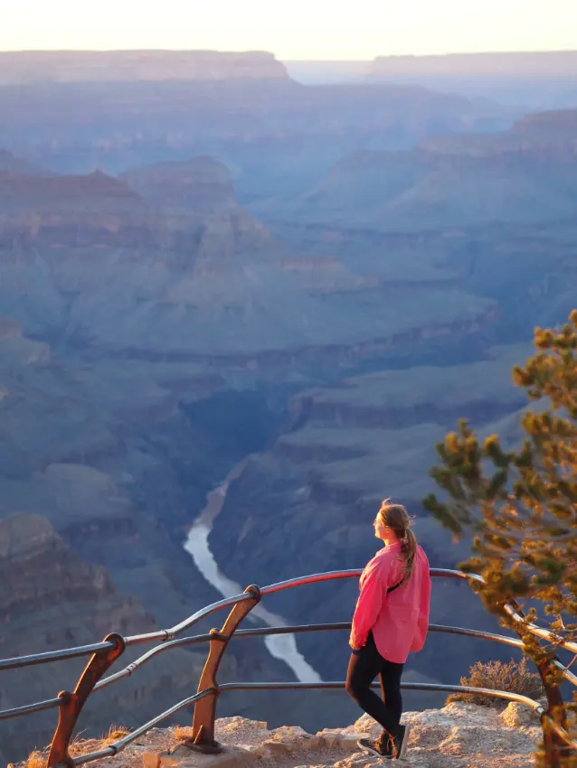 žena se dívá na západ slunce na Mohave point v Grand Canyonu