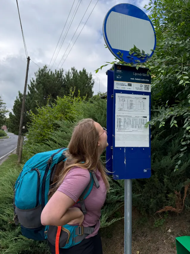 žena na zastávka v lipové lázni